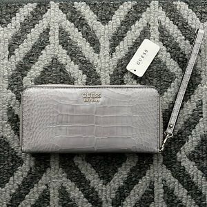 *BRAND NEW* GUESS Snakeskin Print Clutch Wallet